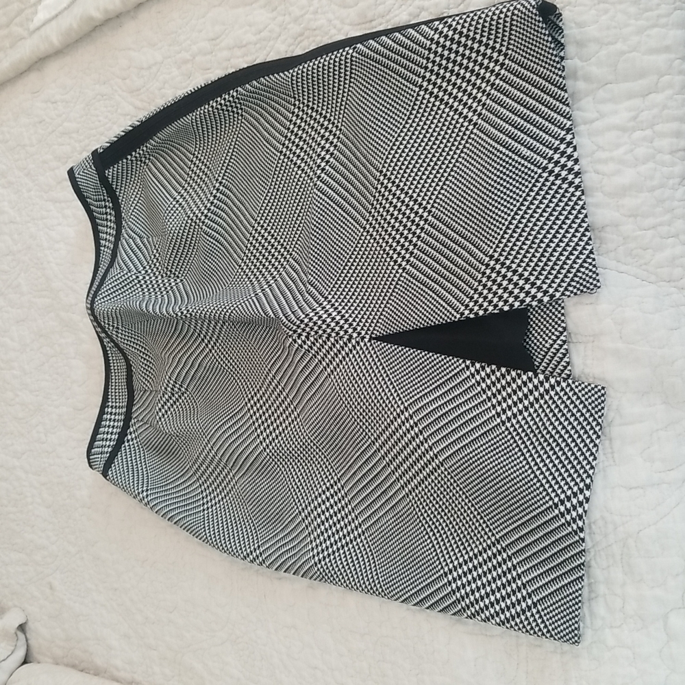 White House Black Market skirt side zip.  Black trim on each side and top detail